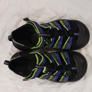 Keen Little Newport H2 black Sandals Boys Youth size 5